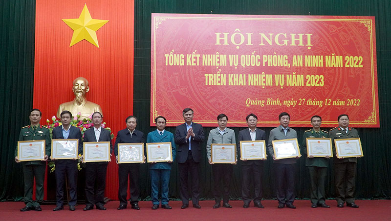 Đồng chí Trần Thắng, Phó Bí thư Tỉnh ủy, Chủ tịch UBND tỉnh trao Bằng khen của UBND tỉnh cho các tập thể