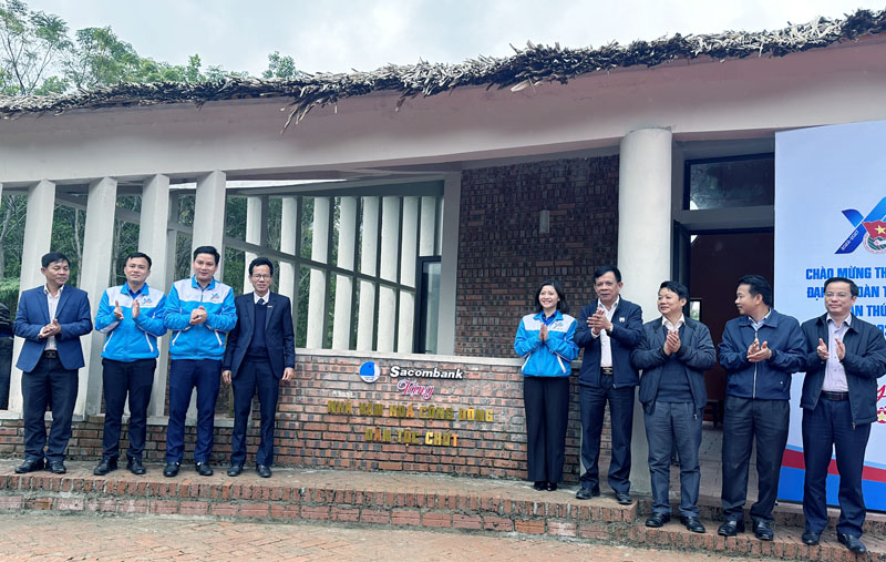  Các đại biểu tham gia lễ khánh thành thành Nhà Văn hóa Cộng đồng dân tộc Chứt, bản K-Ai.