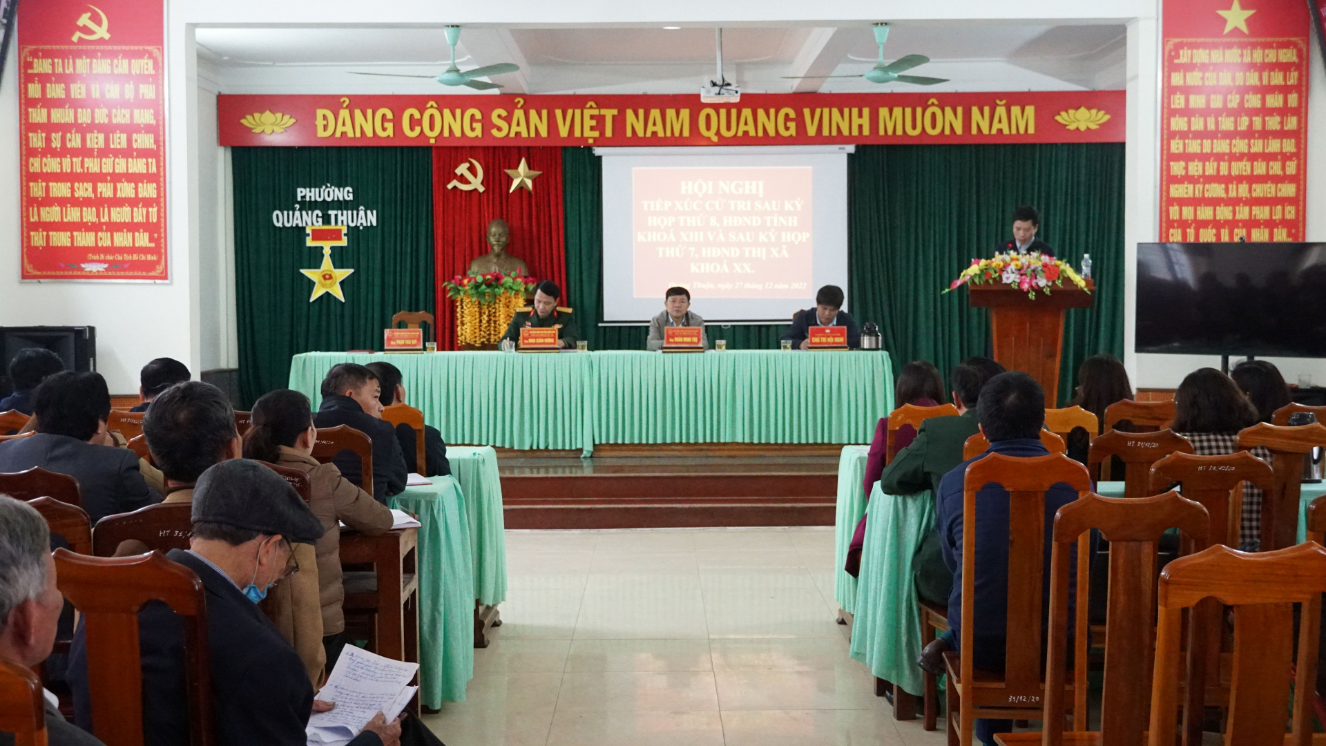 Toàn cảnh buổi tiếp xúc cử tri.
