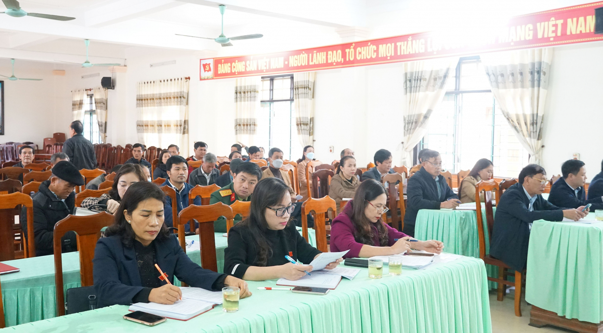 Đông đảo cử tri tham dự buổi tiếp xúc.