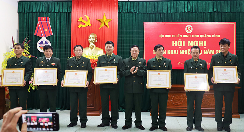 Lãnh đạo Hội CCB tỉnh trao bằng khen của UBND tỉnh cho các cá nhân.  