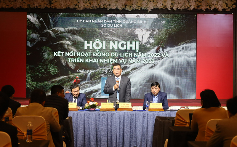 Lãnh đạo Sở Du lịch chủ trì buổi trao đổi, thảo luận với các doanh nghiệp du lịch trên địa bàn.
