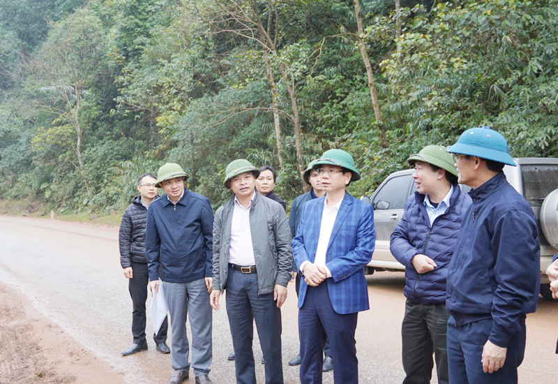 Đồng chí Phó Chủ tịch UBND tỉnh Phan Mạnh Hùng và đoàn công tác khảo sát 1 điểm có thể vận chuyển khối lượng đất đá sạt lở đến san lấp đặt vấn đề tại cuộc họp.