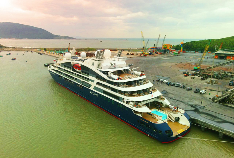 sau khi trải nghiệm du lịch Đà Nẵng, Huế, du thuyền du lịch quốc tế cao cấp của hãng Ponant (Pháp) đã đưa hàng trăm khách du lịch cập cảng Hòn La (Quảng Bình), tiếp tục hành trình khám phá các tỉnh miền Trung.