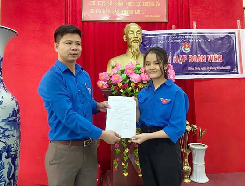 Nguyễn Ngọc Hạnh Nguyên trong ngày lễ kết nạp đoàn tại Di tích lịch sử cấp quốc gia hang Lèn Hà.