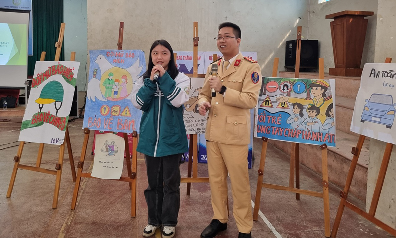 Các em học sinh được tham gia Mini game tìm hiểu kiến thức về Luật giao thông