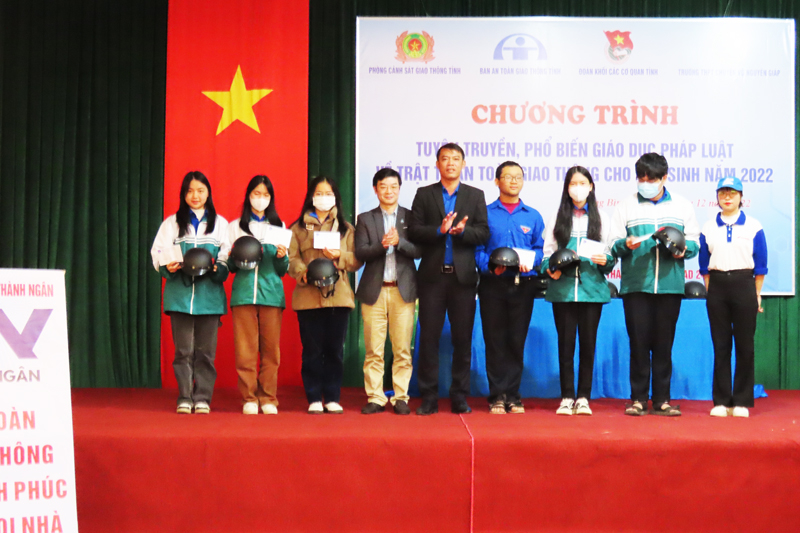  Ban tổ chức trao giải cho đại diện các lớp về cuộc thi vẽ tranh tuyên truyền về an toàn khi tham gia giao thông
