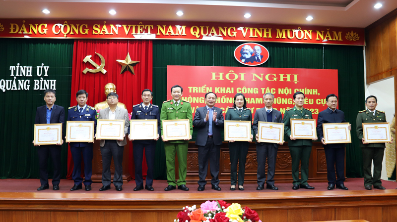 Đồng chí Trần Hải Châu, Phó Bí thư Thường trực Tỉnh ủy, Chủ tịch HĐND tỉnh trao Bằng khen của Ban Thường vụ Tỉnh ủy cho các tập thể, cá nhân đạt thành tích xuất sắc trong công tác NC, PCTN, TC, CCTP năm 2022