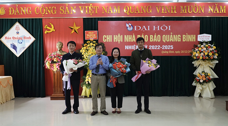 Ban Thư ký Chi hội nhiệm kỳ 2022-2025 ra mắt đại hội. 