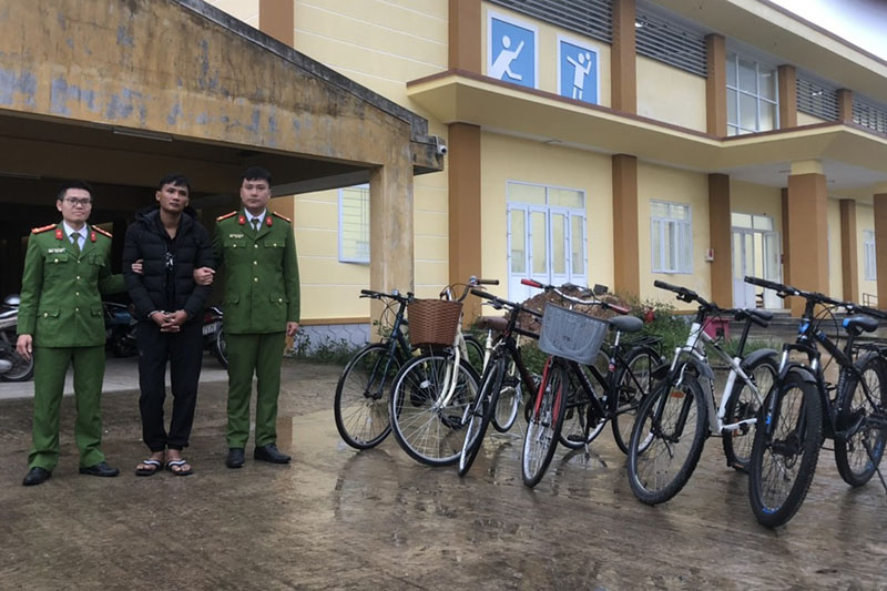 Đối tượng Lê Anh Dũng cùng tang vật của một số vụ trộm.