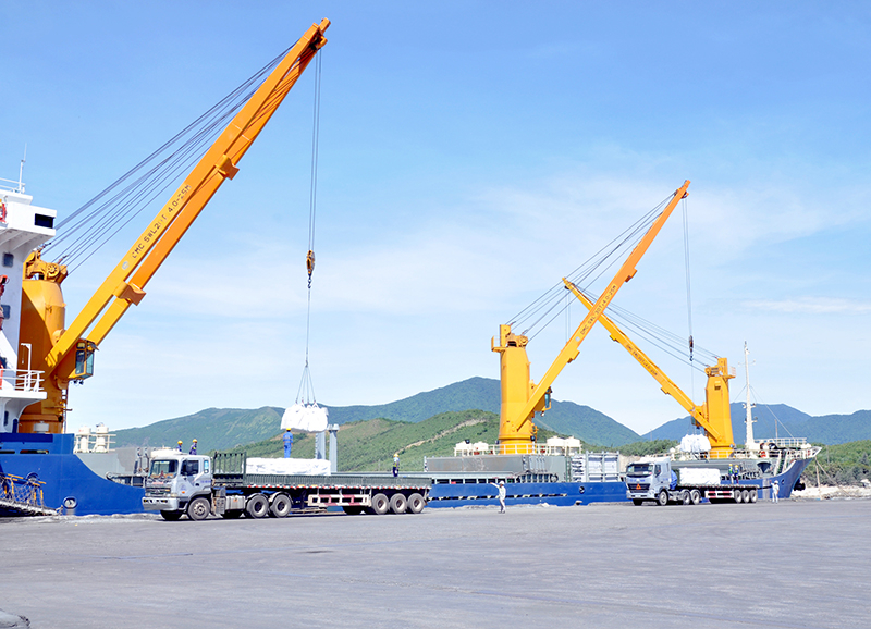 Bốc dở hàng hóa tại Cảng Hòn La.