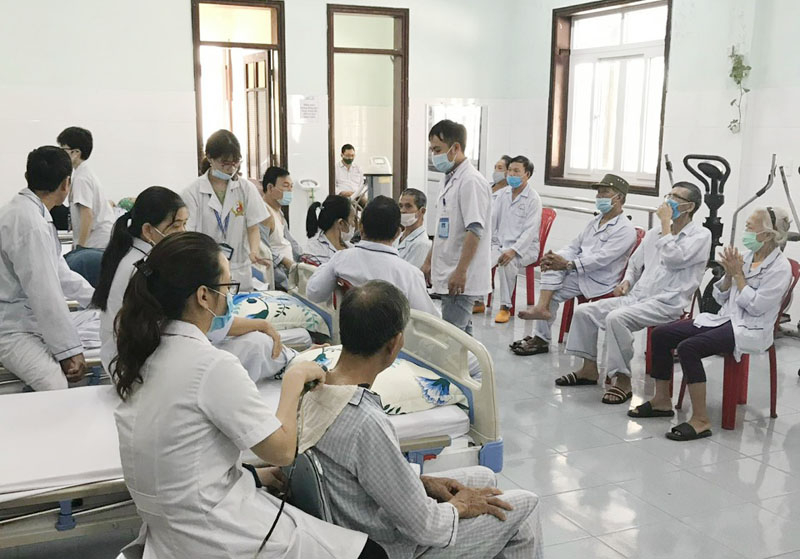 Người cao tuổi trên địa bàn TP. Đồng Hới tiếp tục được đăng ký KCB BHYT ban đầu tại Bệnh viện Y Dược cổ truyền tỉnh.
