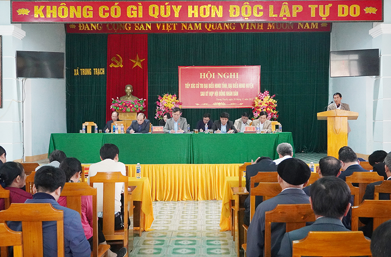  Toàn cảnh buổi tiếp xúc cử tri.