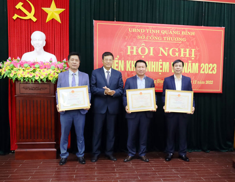 Lãnh đạo Sở Công thương trao bằng khen của UBND tỉnh cho các các nhân có thành tích xuất sắc năm 2022.