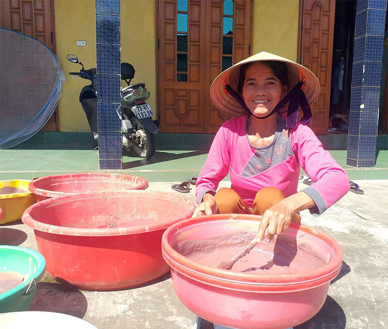 Ruốc của người dân Đông Thành làm ra có màu nâu tím và sánh mịn
