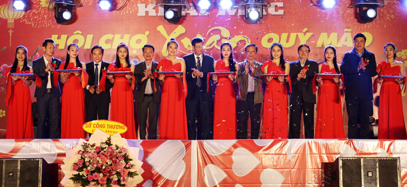 Các đại biểu cắt băng khai mạc hội chợ.