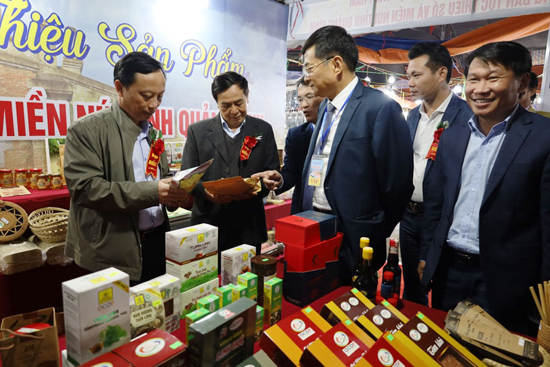 Đại diện lãnh đạo các sở, ngành liên quan khảo sát hành hóa tại hội chợ.