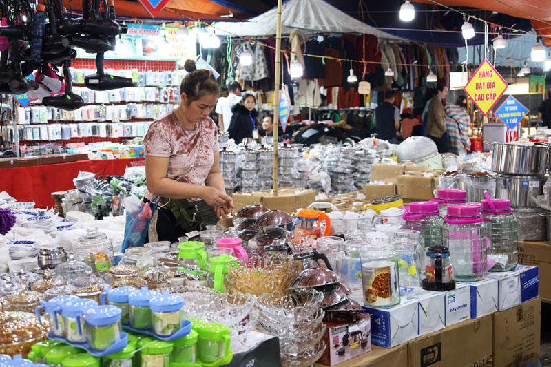 Phong phú các mặt hàng gia dụng, hàng điện tử, quần áo...
