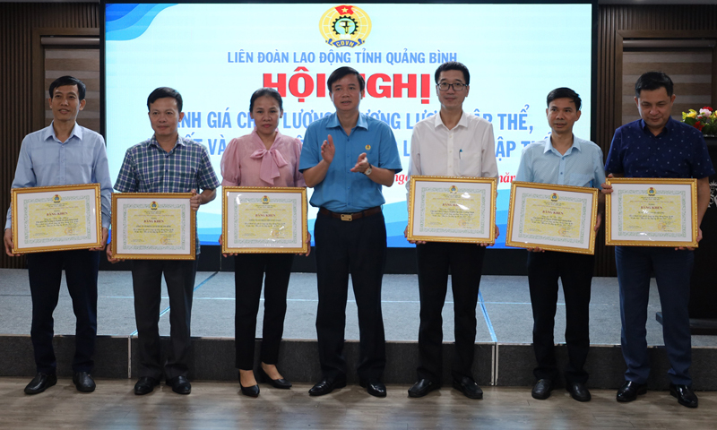  Lãnh đạo LĐLĐ tỉnh khen thưởng, biểu dương các tập thể và cá nhân đạt thành tích xuất sắc trong xây dựng và thực hiện thỏa ước lao động tập thể.