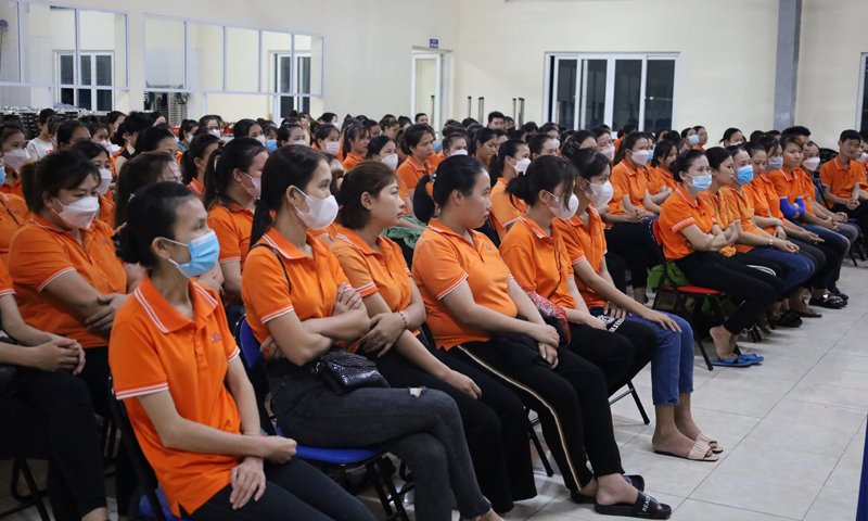 LĐLĐ tỉnh tăng cường tuyên truyền, phổ biến pháp luật đến đoàn viên, người lao động nhằm nâng cao chất lượng thực hiện thỏa ước lao động tập thể trong doanh nghiệp.