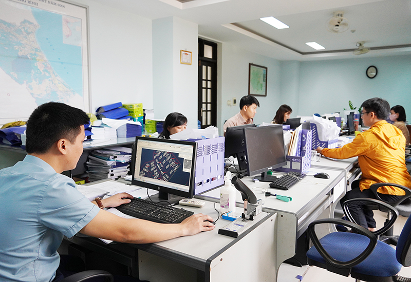 Theo Sở TN-MT, công tác cấp giấy chứng nhận QSDĐ và các thủ tục đăng ký đất đai... mặc dù đã có nhiều chuyển biến nhưng vẫn còn chậm. Chính sách, pháp luật trong lĩnh vực đất đai vẫn còn thiếu tính ổn định, thường xuyên được sửa đổi, bổ sung, thay thế. Vì vậy, vẫn còn có một số nội dung pháp luật về đất đai chưa có quy định điều chỉnh hoặc có quy định nhưng khó khả thi vì chưa phù hợp với điều kiện thực tiễn.