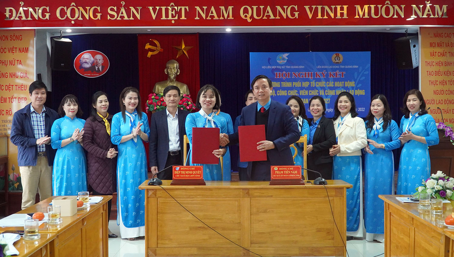 Các đồng chí: Chủ tịch LĐLĐ tỉnh Phạm Tiến Nam và Chủ tịch Hội LHPN tỉnh Diệp Thị Minh Quyết ký kết chương trình phối hợp giai đoạn 2022-2027