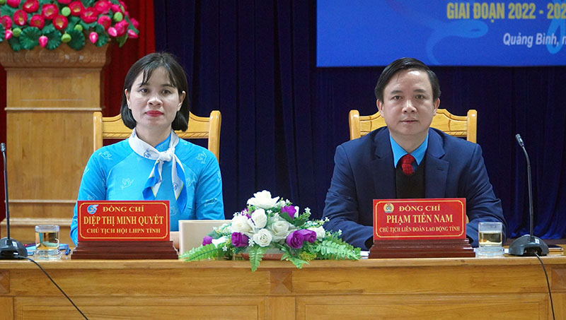  Các đồng chí: Chủ tịch LĐLĐ tỉnh Phạm Tiến Nam và Chủ tịch Hội LHPN tỉnh Diệp Thị Minh Quyết chủ trì hội nghị