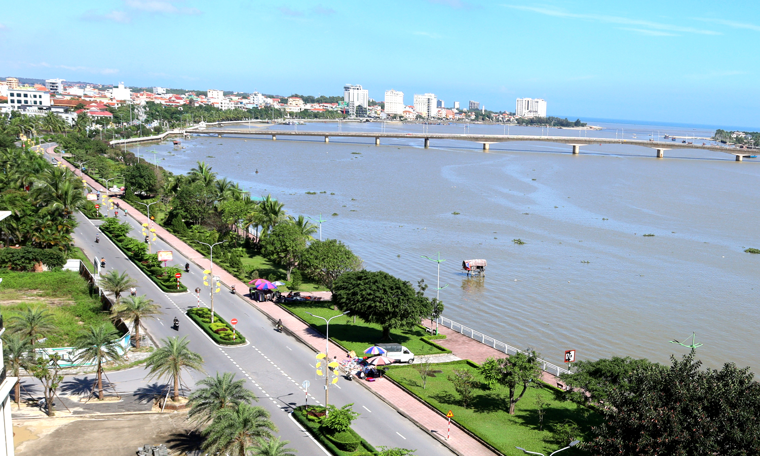 Thành phố bên dòng Nhật Lệ.