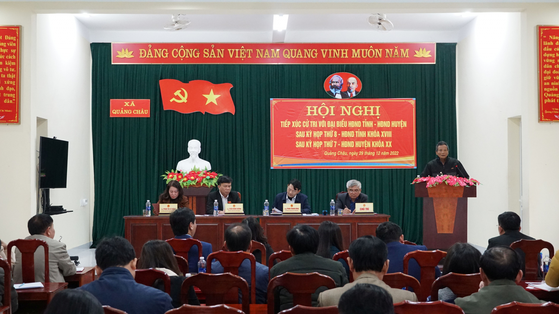 Toàn cảnh buổi tiếp xúc cử tri.