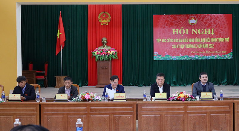 Các đại biểu HĐND tỉnh và HĐND TP. Đồng Hới TXCT thành phố.