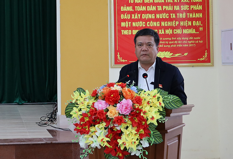 Đồng chí Trần Phong, Ủy viên Ban Thường vụ Tỉnh ủy, Bí thư Thành ủy Đồng Hới tiếp thu ý kiến, kiến nghị của cử tri trên địa bàn.