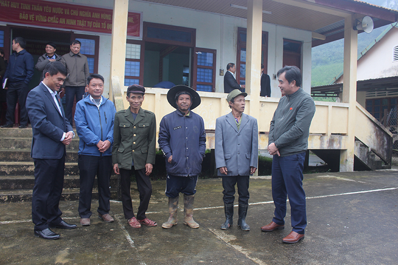 Đại biểu HĐND tỉnh Nguyễn Lương Bình và Bùi Anh Tuấn, Tỉnh ủy viên, Bí thư Huyện ủy, Chủ tịch HĐND huyện Minh Hóa đang trò chuyện với cử tri huyện Minh Hóa