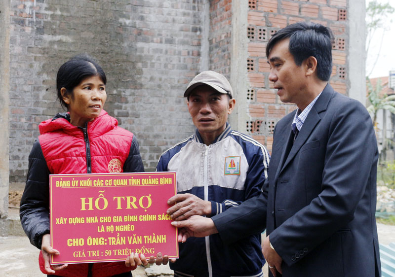 Trao biển tượng trưng hỗ trợ tiền làm nhà ở cho ông Trần Văn Thành ở thôn 1 Cù Lạc, TT. Phong Nha (Bố Trạch).