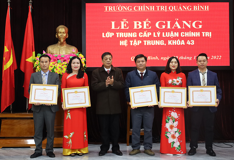 Đại diện lãnh đạo Trường Chính trị tỉnh khen thưởng các học viên đạt thành tích xuất sắc trong quá trình học tập.