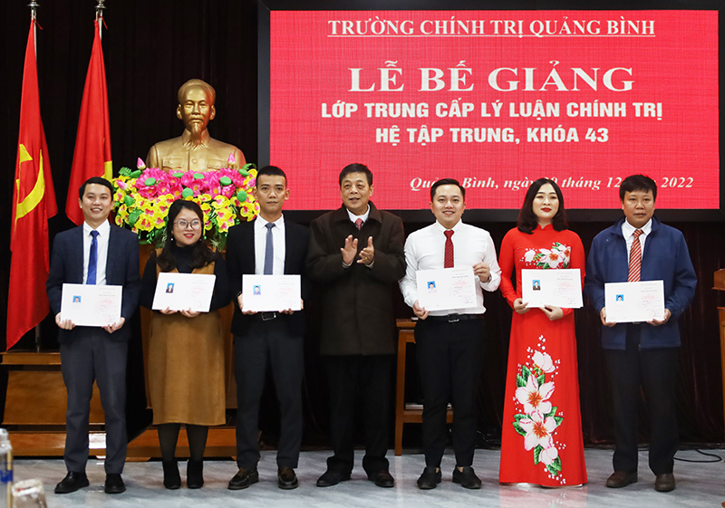  Đại diện lãnh đạo Trường Chính trị tỉnh trao bằng tốt nghiệp cho các học viên.