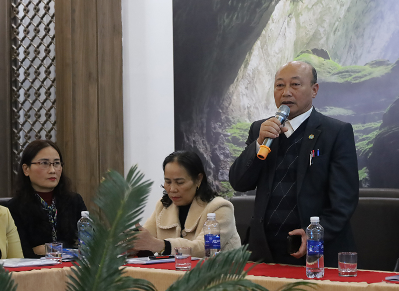 Đại diện HTX mây tre đan Vân Sơn (Tuyên Hóa) thảo luận ý kiến về đào tạo nghề cho lao động nông thôn. 