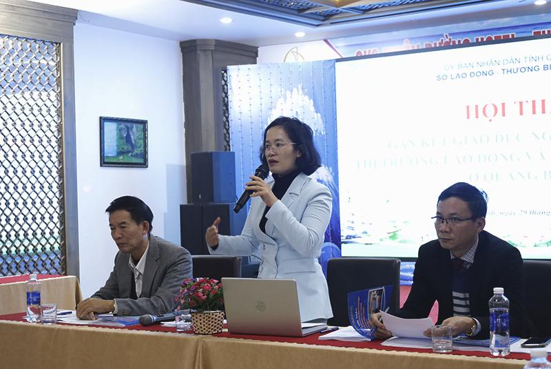 Đại diện lãnh đạo Sở Lao động-Thương binh và Xã hội trao đổi một số vấn đề với doanh nghiệp, các cơ sở GDNN. 