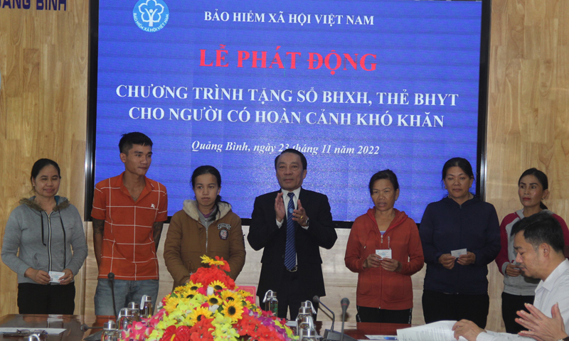  Lãnh đạo BHXH tỉnh trao tặng thẻ BHYT cho người dân tại lễ phát động chương trình “Tặng sổ BHXH, thẻ bảo hiểm y tế (BHYT) cho người có hoàn cảnh khó khăn”.
