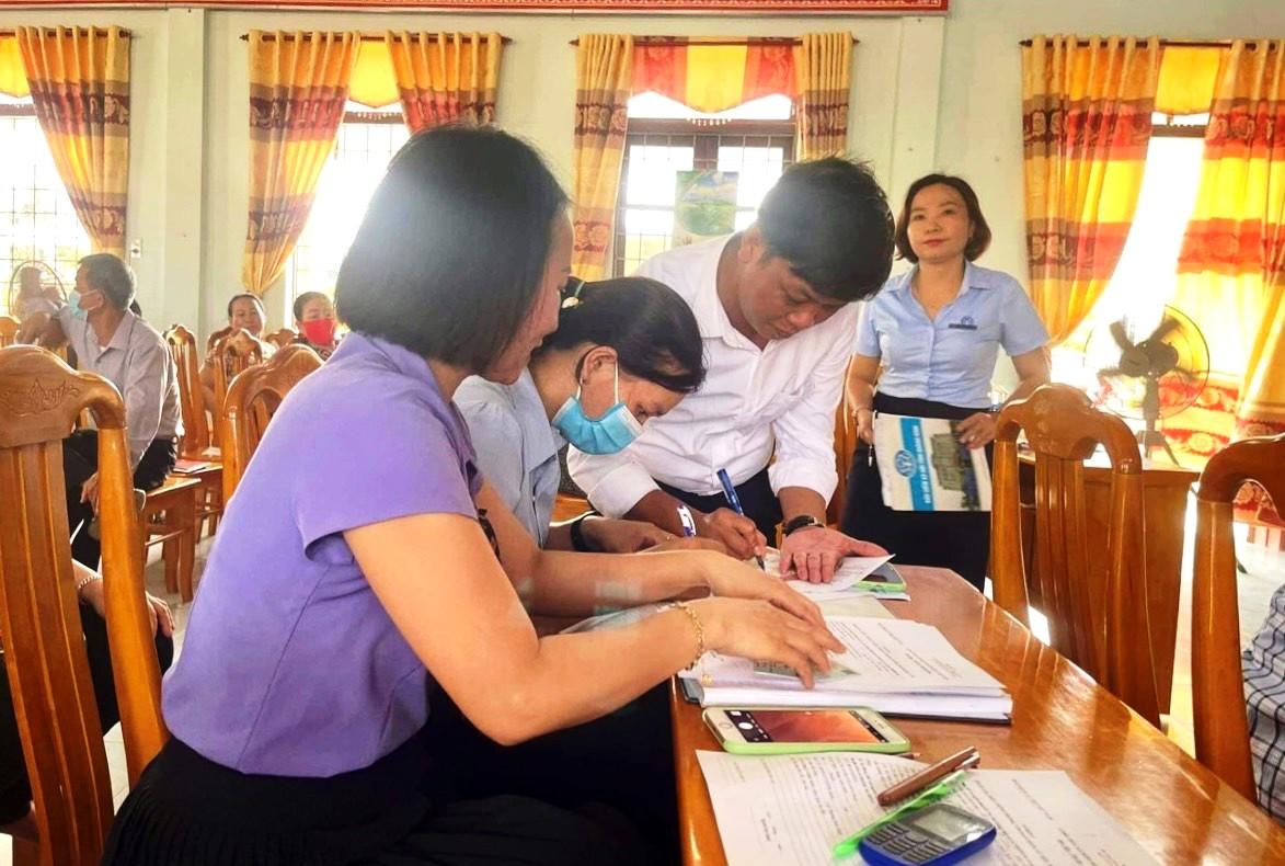 Người dân xã Đồng Trạch đăng ký tham gia BHXH tự nguyện ngay tại hội nghị tuyên truyền do UBND xã và BHXH huyện phối hợp tổ chức.