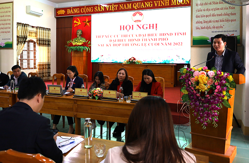 Đại diện tổ đại biểu HĐND tỉnh tiếp thu ý kiến cử tri.