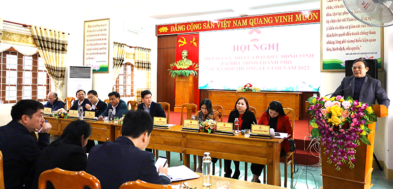 Cử tri TP. Đồng Hới phát biểu ý kiến kiến nghị tại buổi tiếp xúc.
