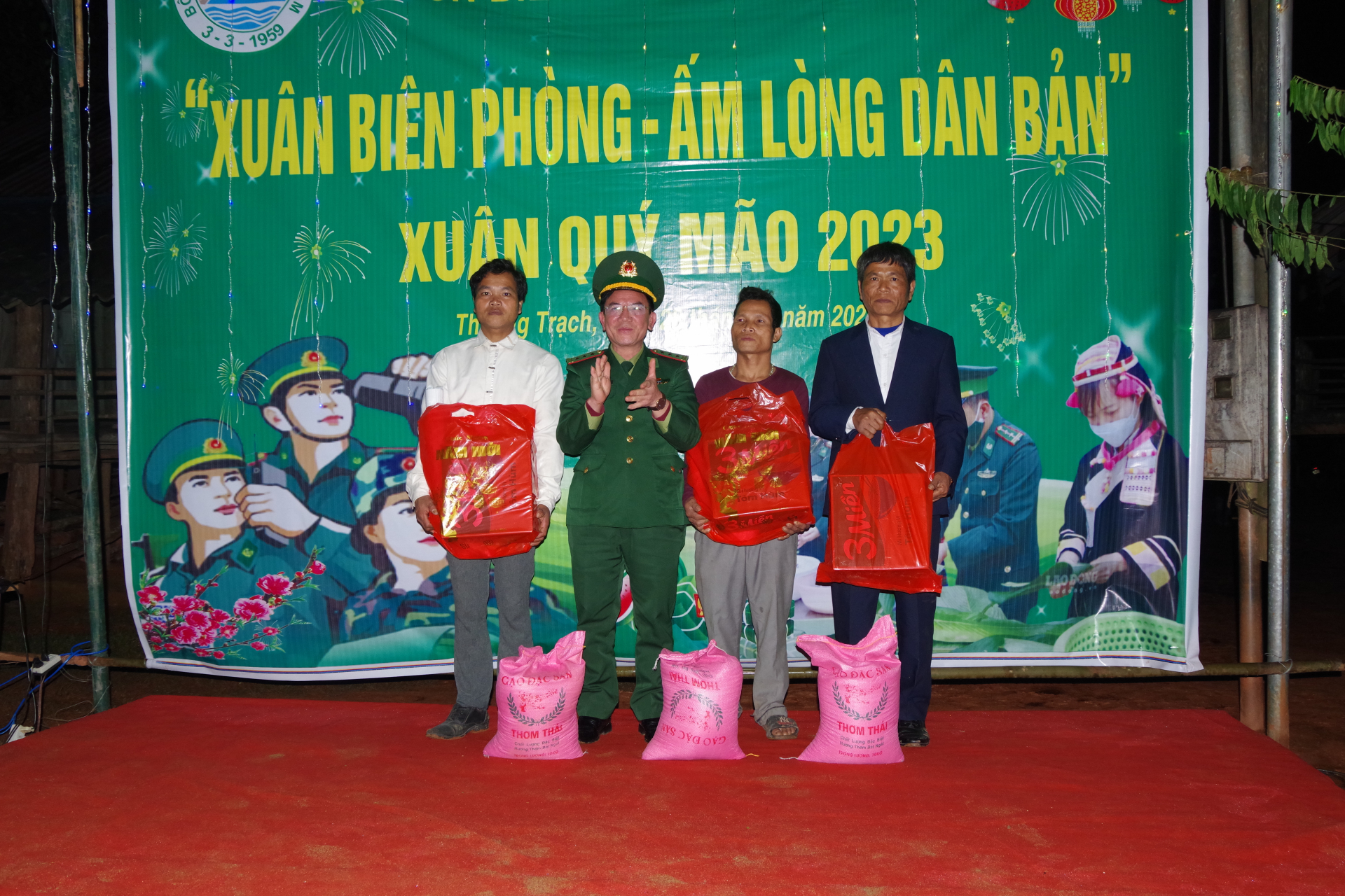  Đồng chí Thượng tá Ngô Minh Điền phó Chính ủy BĐBP tỉnh Quảng Bình trao tặng quà cho các hộ nghèo và gia đình chính sách trên khu vực biên giới.