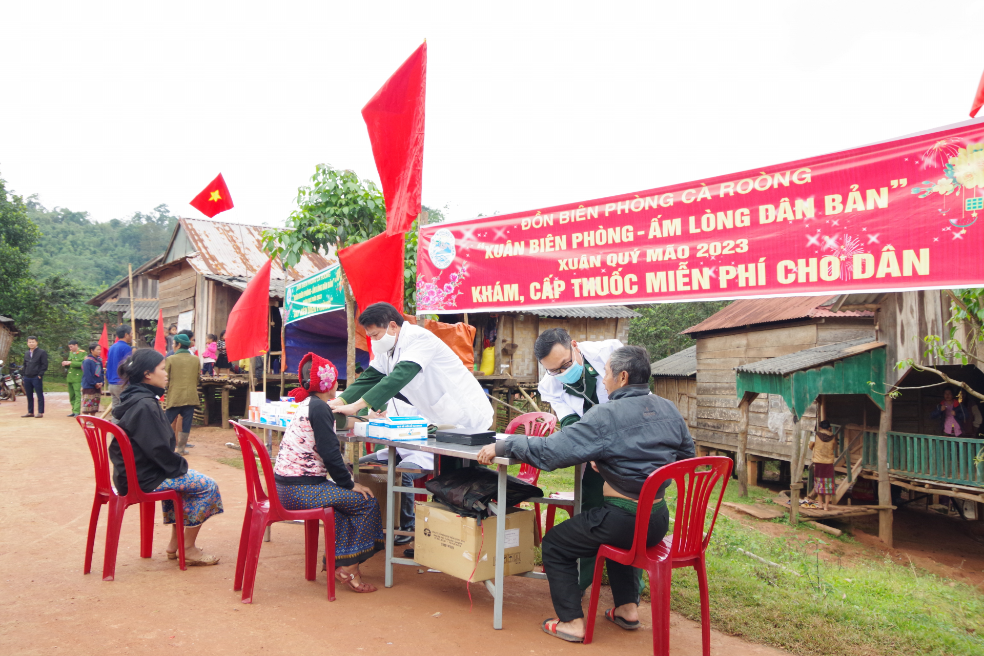 Cán bộ; chiến sĩ đồn Biên phòng Cà Roòng cắt tóc, khám chữa bệnh, cấp phát thuốc miễn phí cho bà con dân bản.