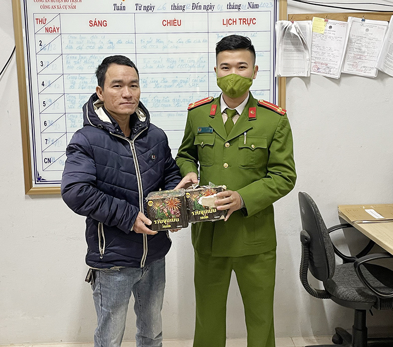 Anh Nguyễn Phi Long giao nộp pháo cho lực lượng Công an xã Cự Nẫm (Bố Trạch).