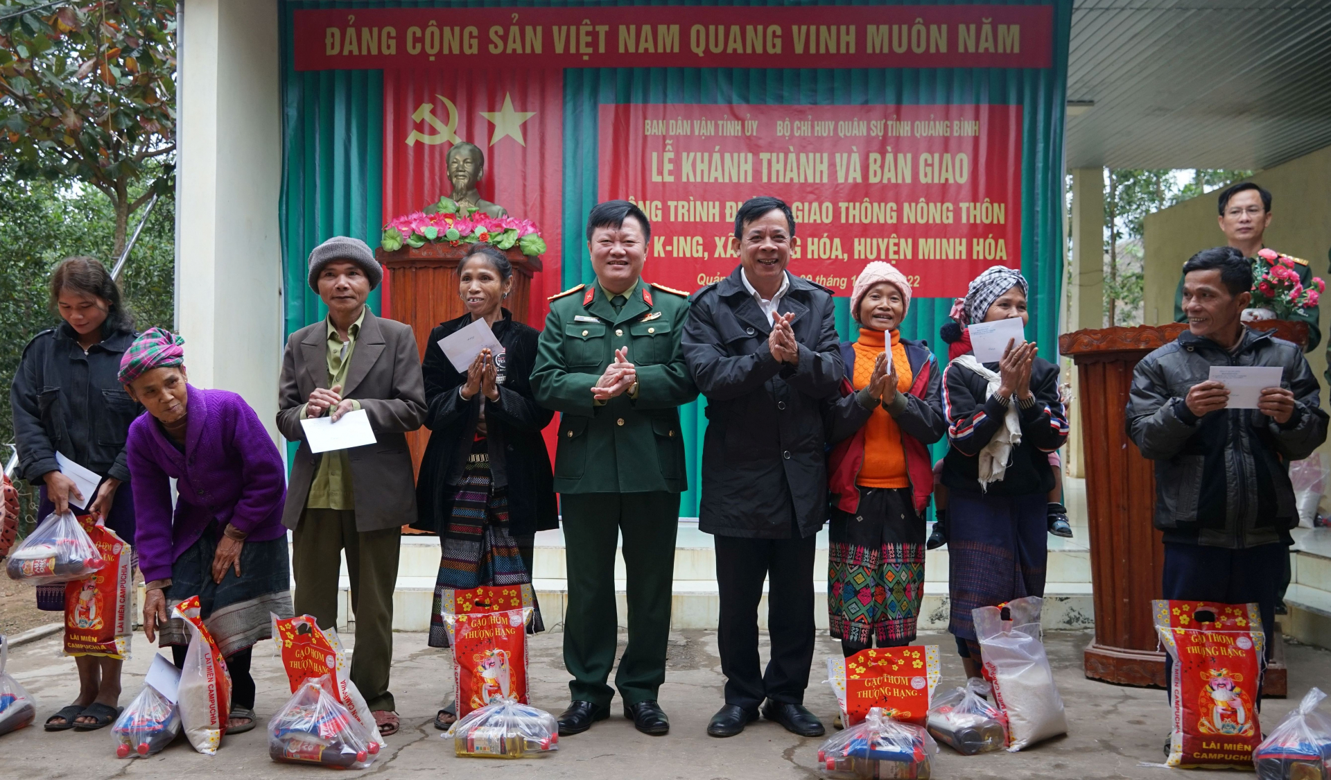 : Đồng chí Phan Xuân Khánh, Phó trưởng Ban Dân vận Tỉnh ủy và Đại tá Trương Như Ý, Phó Chính ủy Bộ CHQS tỉnh trao quà cho bà con nhân dân bản K. Ing.