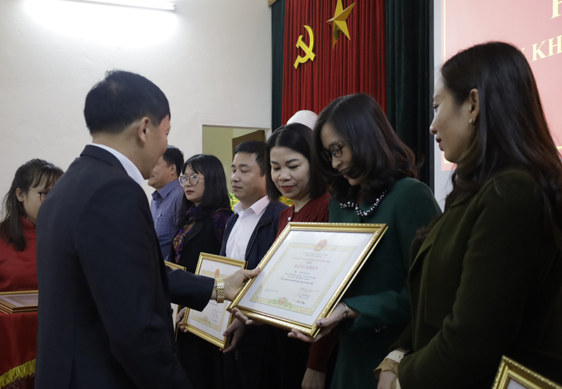 Trao bằng khen của UBND tỉnh cho các tập thể, cá nhân xuất sắc. 