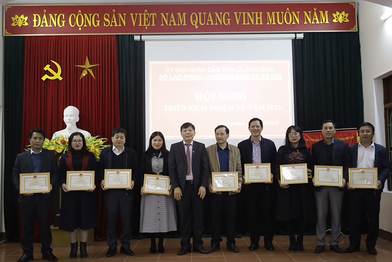  Các tập thể, cá nhân được nhận giấy khen của Giám đốc Sở LĐ-TB và XH. 