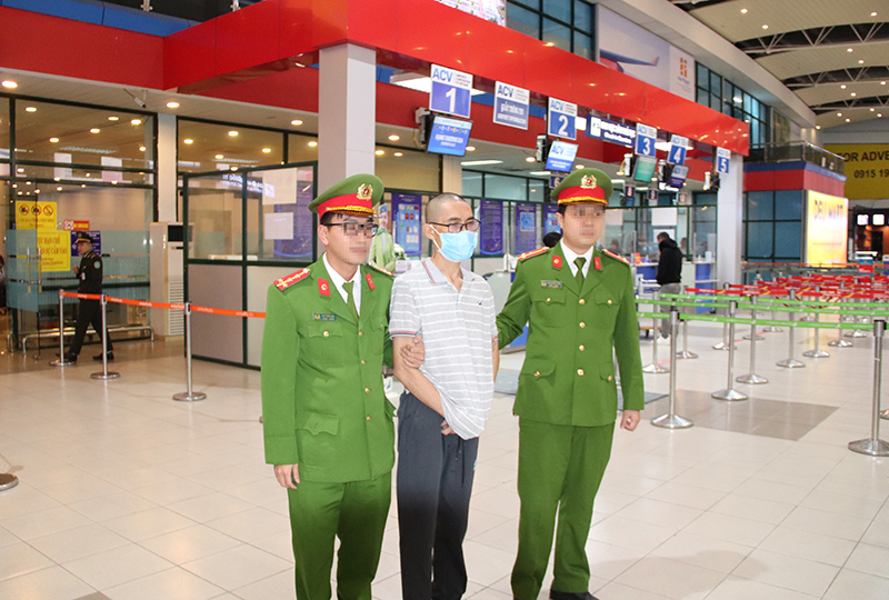 Đối tượng truy nã đặc biệt nguy hiểm Hoàng Minh Toàn được Cơ quan Cảnh sát điều tra Công an tỉnh Quảng Bình di lý từ TP. Hồ Chí Minh về Quảng Bình vào tối 30/12/2022.