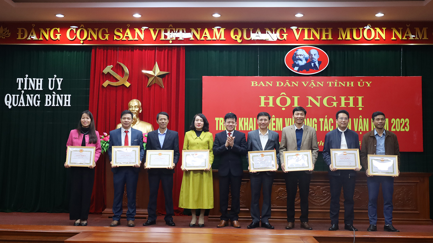 Đồng chí Trưởng ban Dân vận Tỉnh ủy Lê Văn Bảo tặng giấy khen cho các tập thể đạt thành tích xuất sắc trong công tác dân vận năm 2022.
