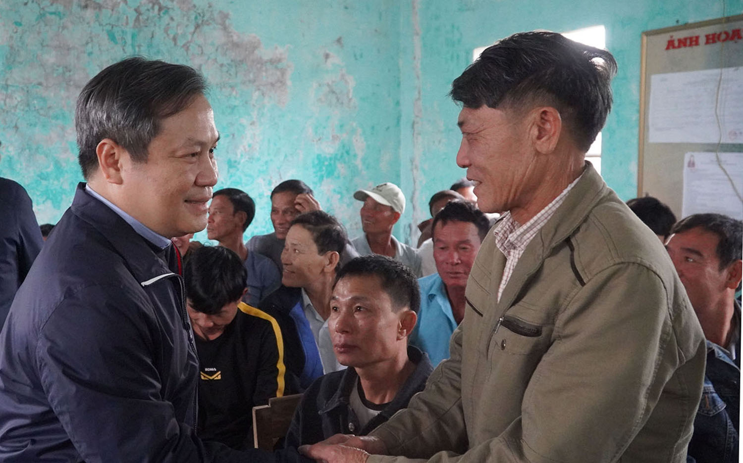 Đồng chí Bí thư Tỉnh ủy Vũ Đại Thắng thăm bà con giáo dân thôn Phú Xuân, xã Quảng Phú (Quảng Trạch).